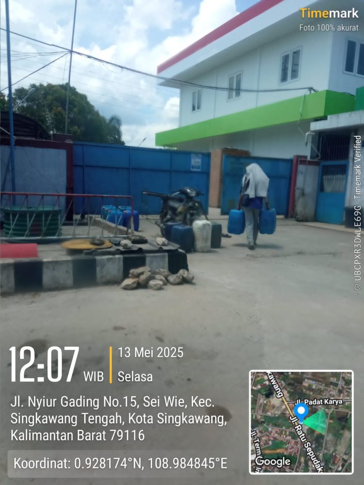 Terpantau Pengisian BBM di SPBU 64.791.15 ke Jerigen