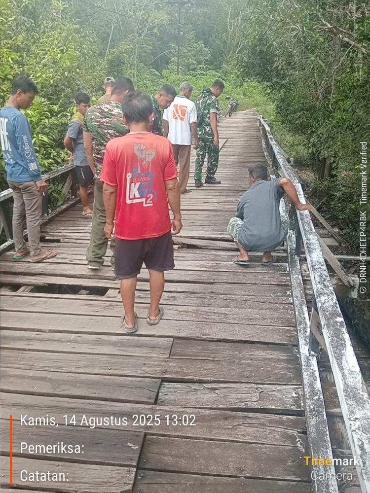 Koramil/02-Semitau Kunjungi Warga Yang Mengeluhkan Kondisi Jembatan Yang Parah