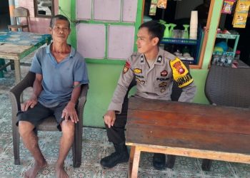 Datangi Warga nya Usai Laksanakan Patroli Siang Serta Berikan Himbauan Keamanan