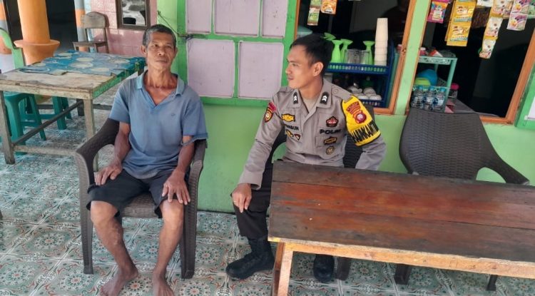 Datangi Warga nya Usai Laksanakan Patroli Siang Serta Berikan Himbauan Keamanan