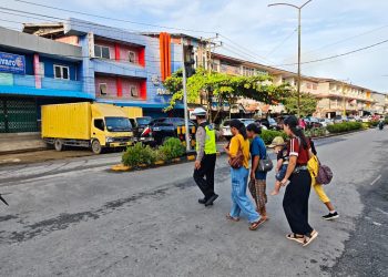 Humanis dan Tegas, Kasatgas Kamtibcar Lantas Ops Lilin Kapuas Polres Melawi Turun Langsung Atur Lalu Lintas Pagi Hari