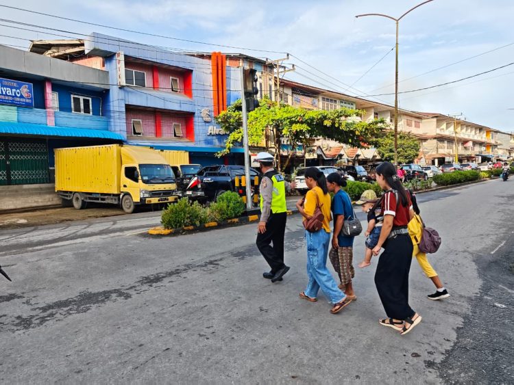 Humanis dan Tegas, Kasatgas Kamtibcar Lantas Ops Lilin Kapuas Polres Melawi Turun Langsung Atur Lalu Lintas Pagi Hari
