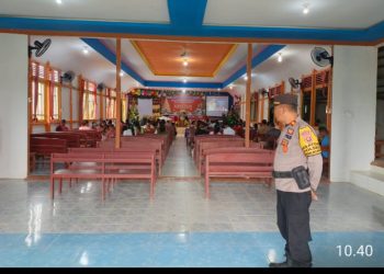 Kapolsek Menukung Pimpin Pengamanan Ibadah Minggu