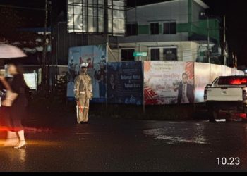 Hujan Tak Surutkan Pengabdian, Personel Ops Lilin Kapuas Polres Melawi Tetap Atur Lalu Lintas di Depan Gereja