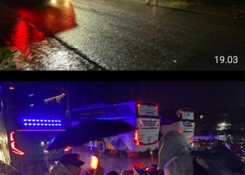 Hujan Tak Halangi Polisi Layani Pemudik, Penumpang Bus Dipayungi dan Dibantu Bawakan Tas