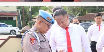 *Cegah Judi Online, Propam Polda Kalbar Cek Handphone Personel Polres Melawi Saat Apel Pagi*